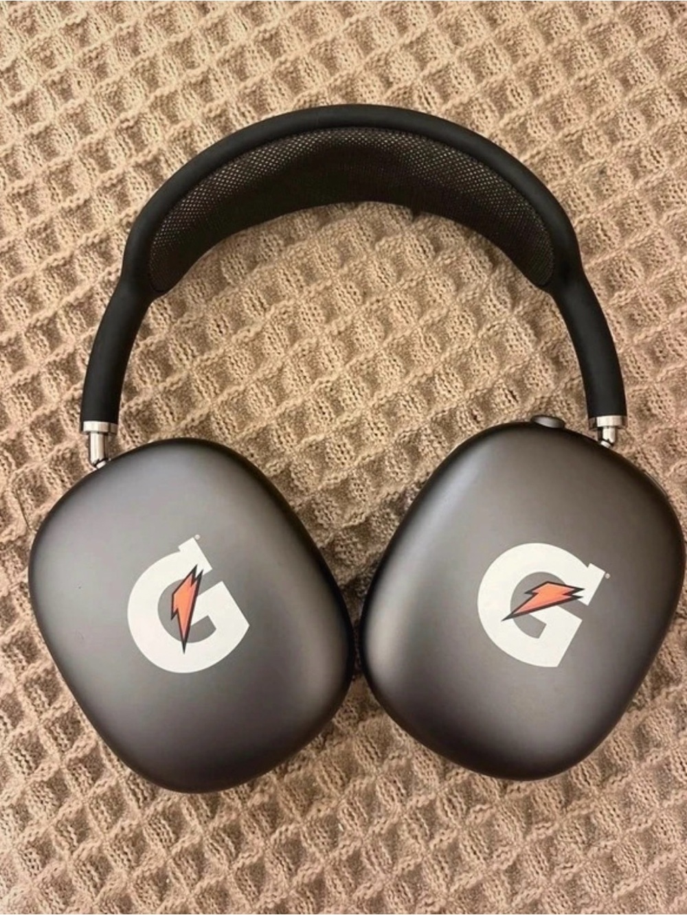 Apple AirPods Max Space Gray Over-Ear Headphones w/ Smart Case Gatorade Logo